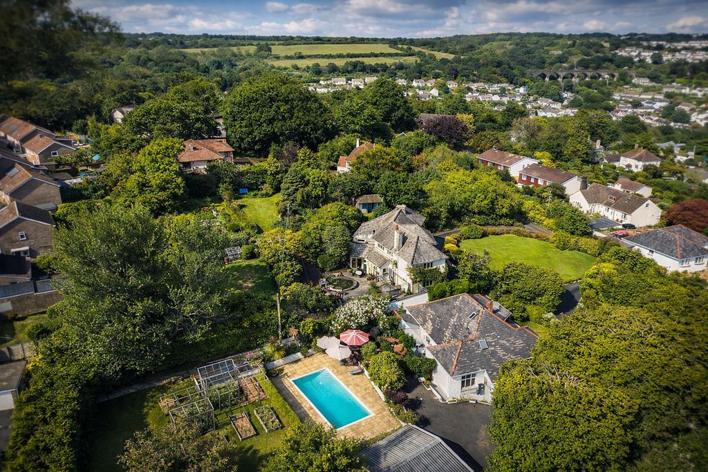 Property photo 1 of 18