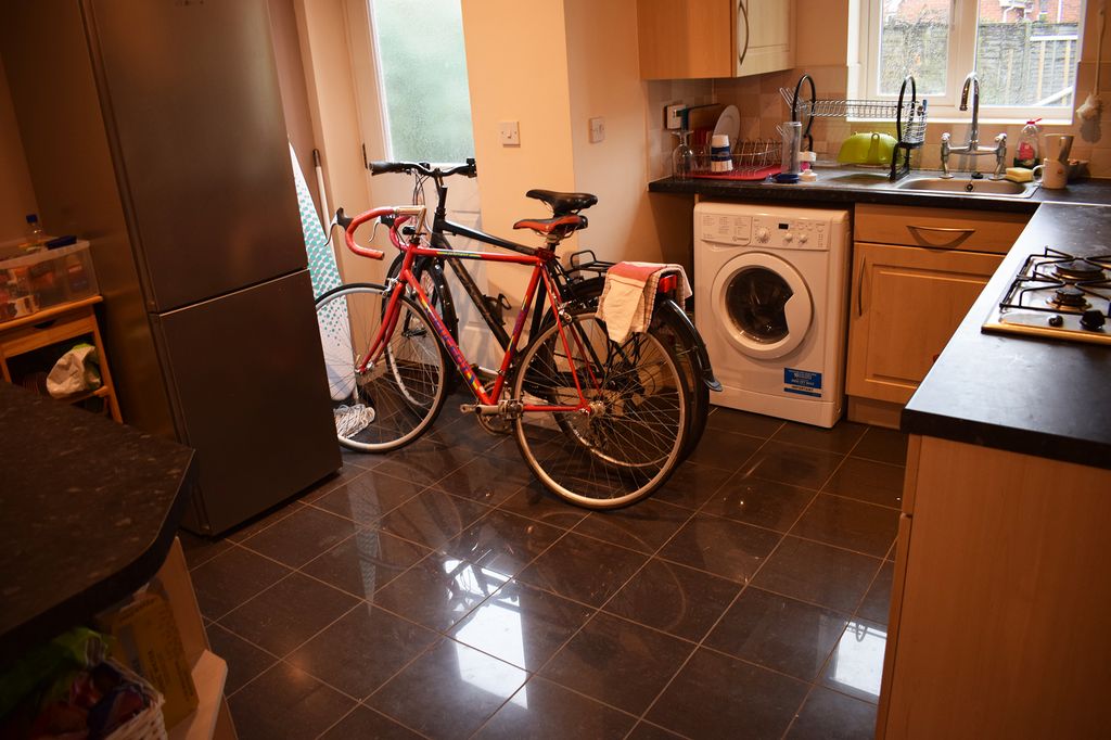 Property photo 3 of 11 28 Alicante Kitchen