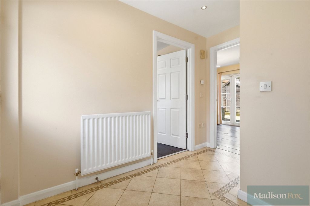 Property photo 2 of 32 Picture No. 12