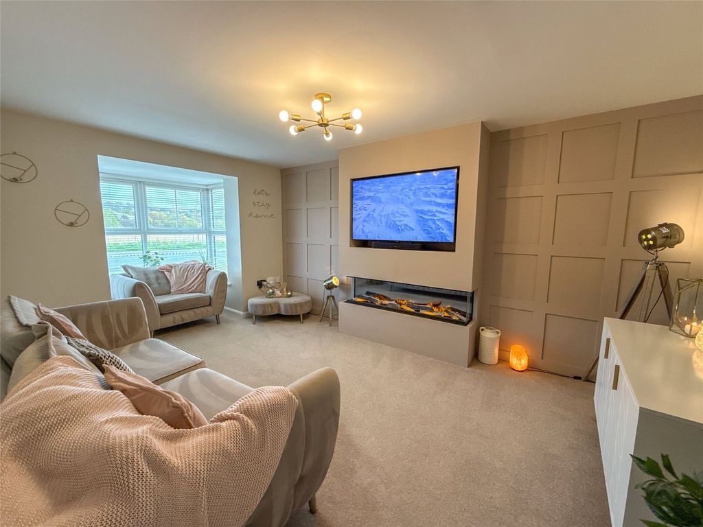 Property photo 2 of 16 Lounge