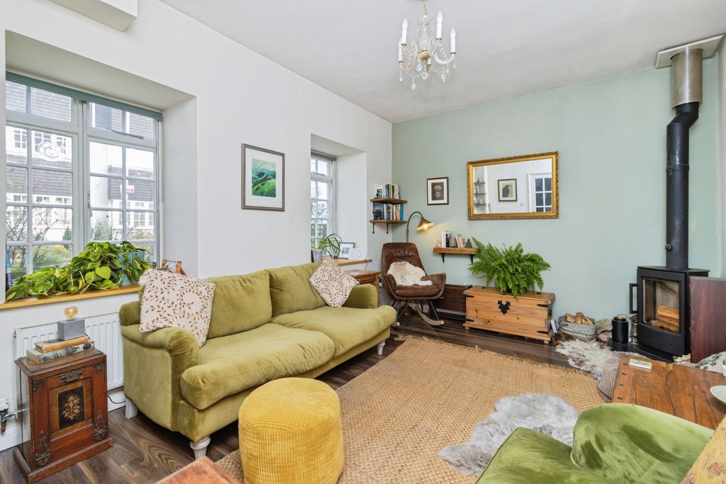 Property photo 2 of 19 Lounge