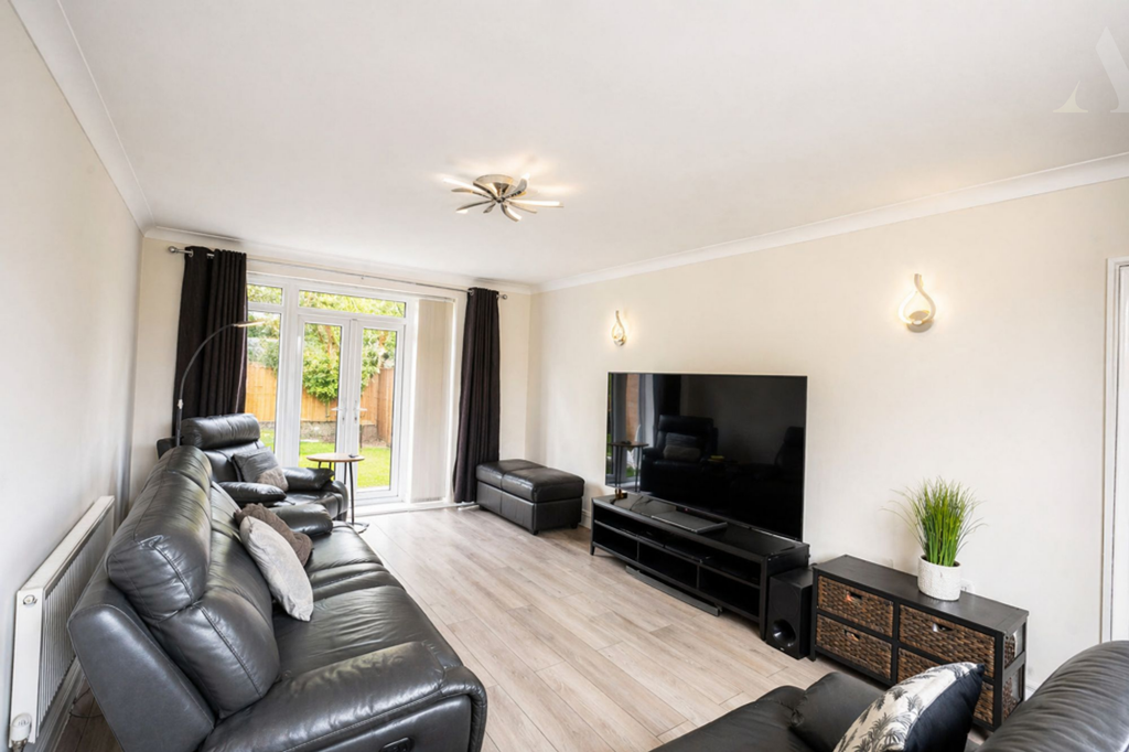 Property photo 2 of 17 35 Elms Close Lounge