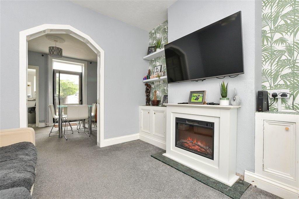Property photo 3 of 11 Lounge