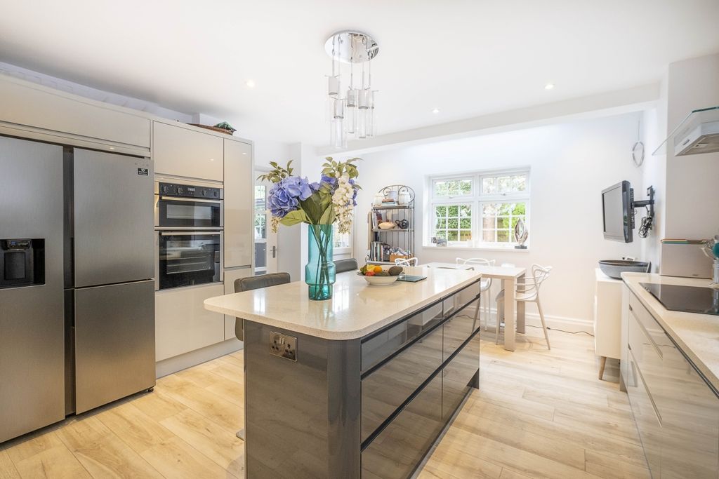Property photo 2 of 15 3-Cotswold-Close-...