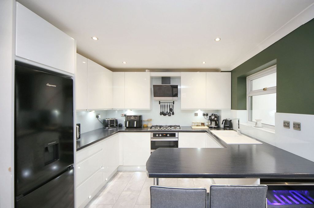 Property photo 2 of 25