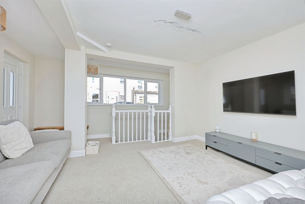 Property photo 3 of 18 Image