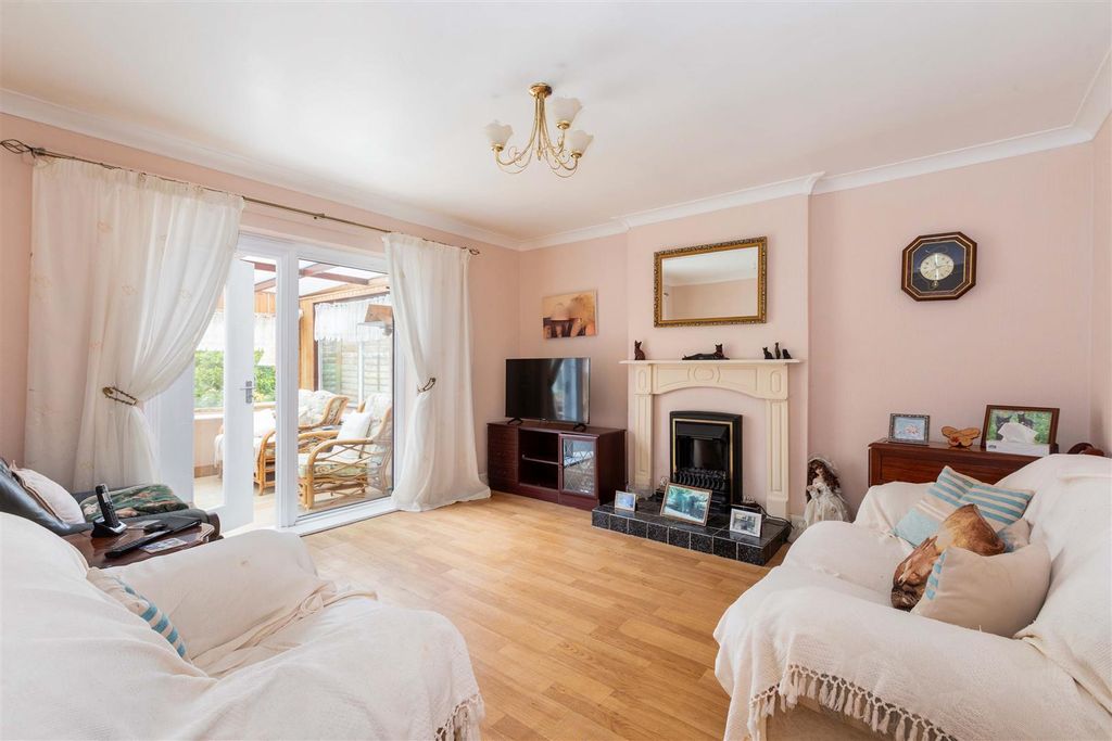 Property photo 3 of 15 2 Lower Cippenham Lane-16.Jpg