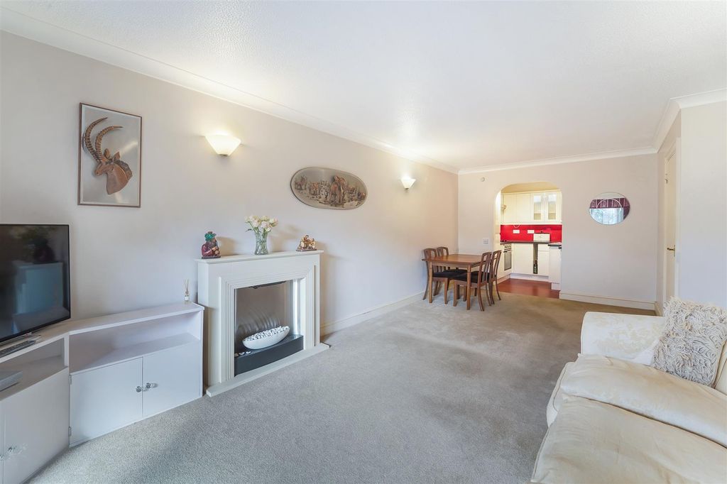 Property photo 3 of 10 Homewater House, Flat 2 (7).Jpg