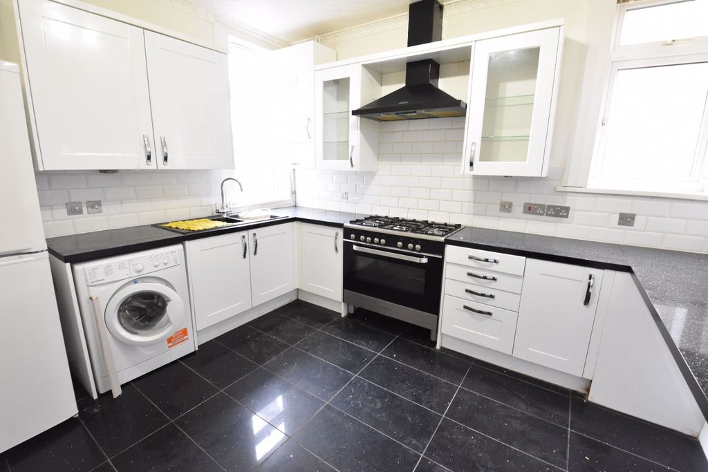 Property photo 3 of 11 4696272