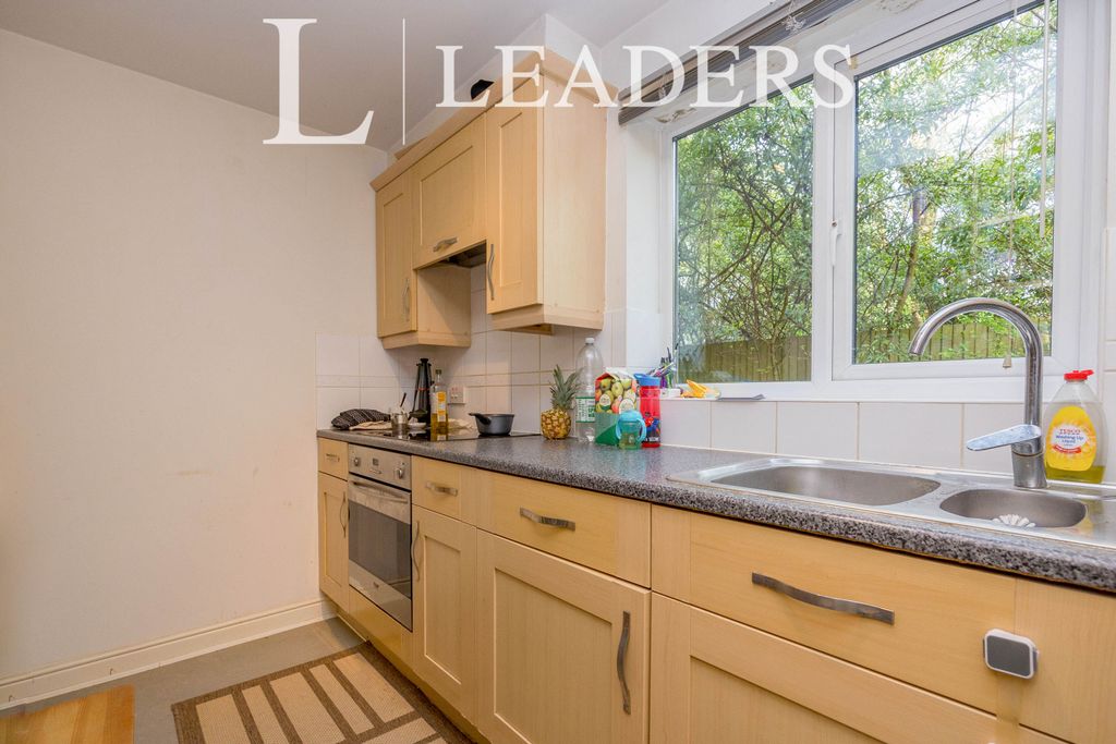 Property photo 2 of 11 Kitchen