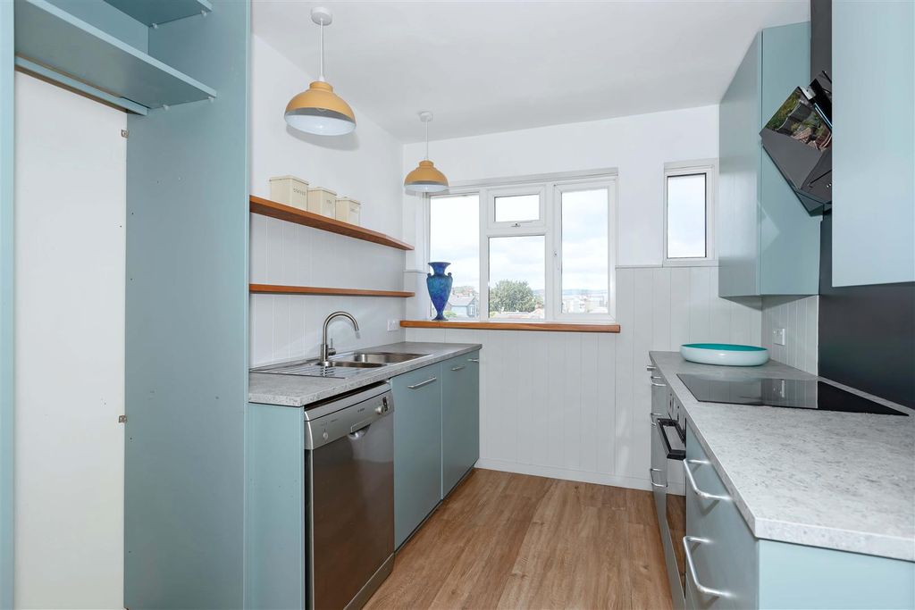 Property photo 3 of 11 Windsor Court_7.Jpg