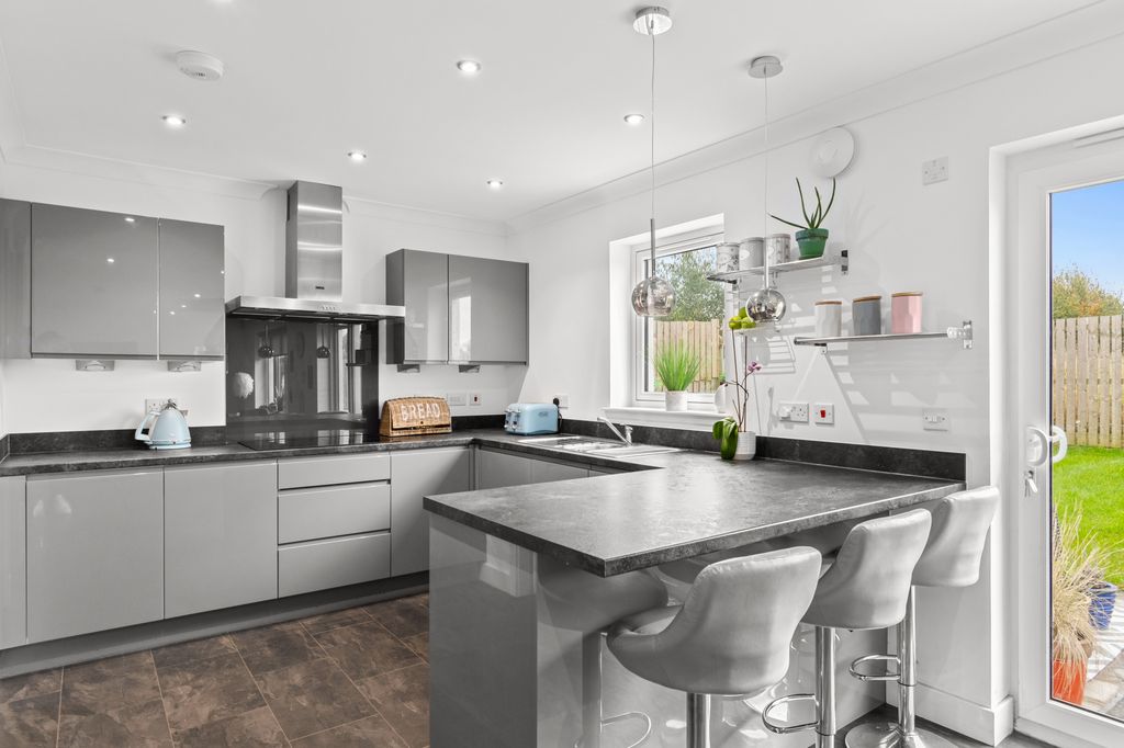 Property photo 3 of 25 Dining Kitchen
