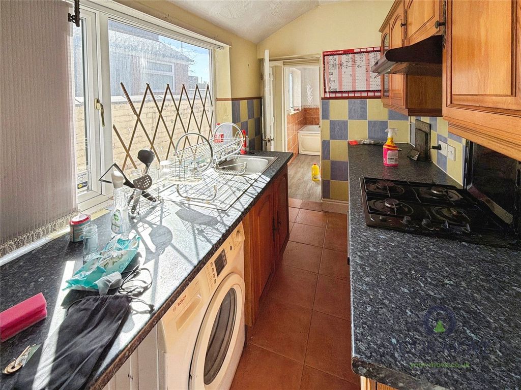 Property photo 2 of 10 Kitchen