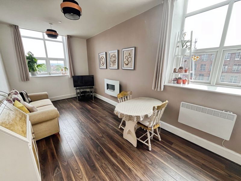 Property photo 3 of 10 Lounge