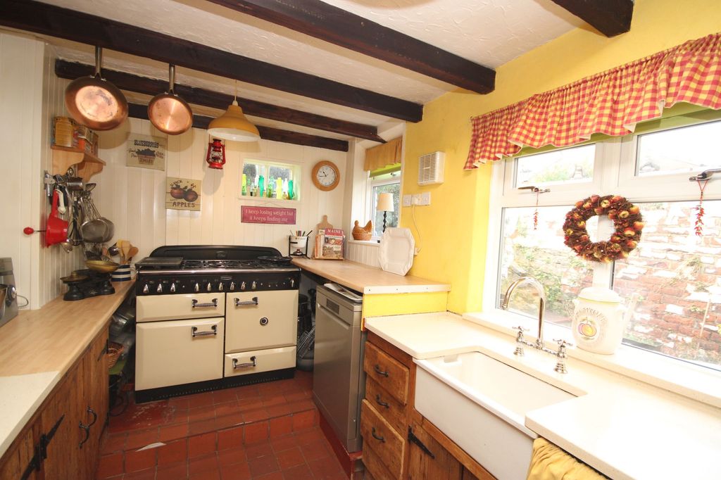 Property photo 3 of 12 Kitchen