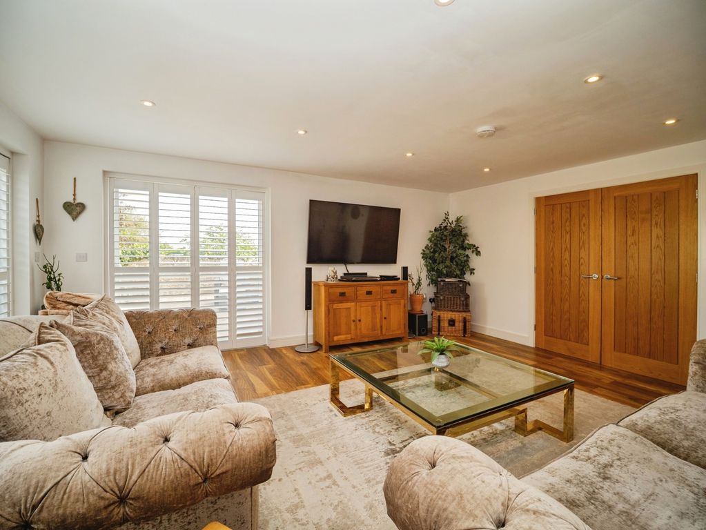 Property photo 2 of 44 Pbox-Img.Jpg