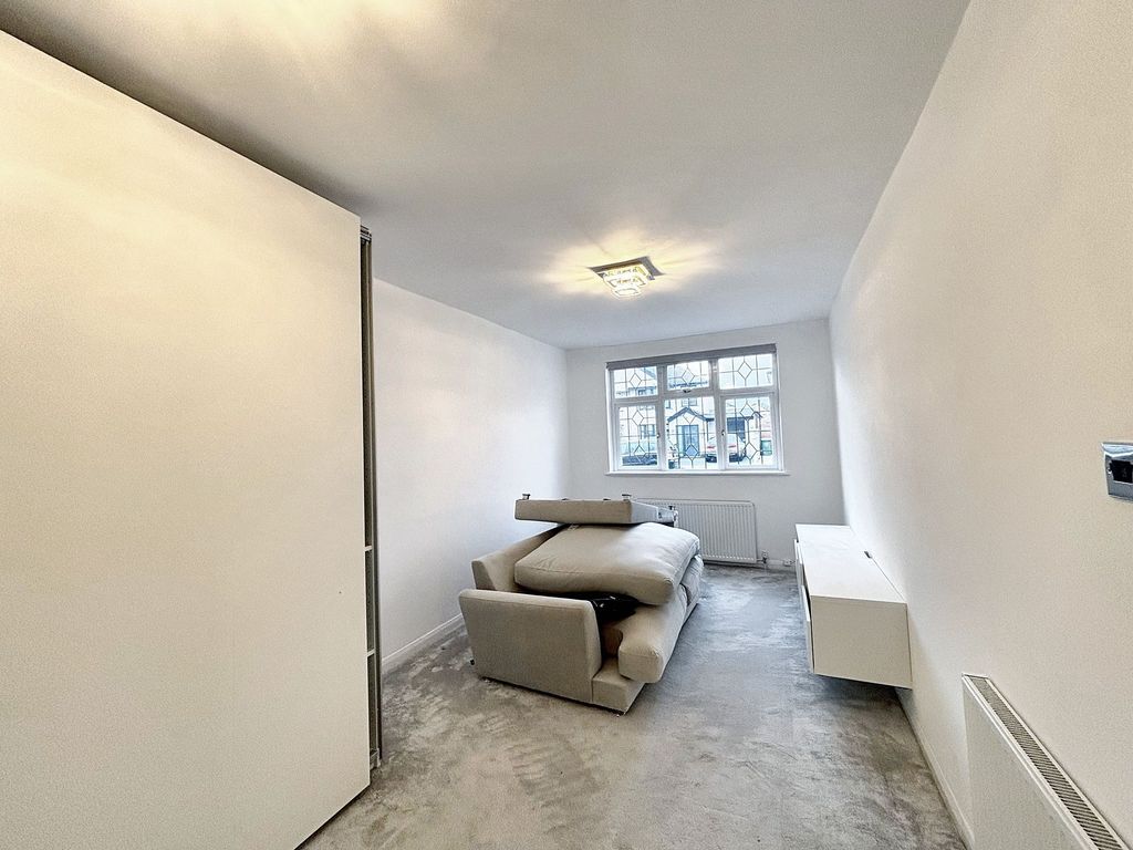 Property photo 3 of 12 Lounge