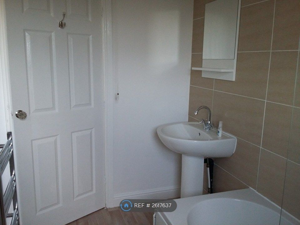 Property photo 2 of 14 Bathroom