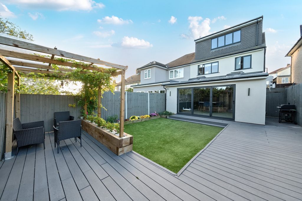 Property photo 3 of 41 1539986-7-6Ae2210...