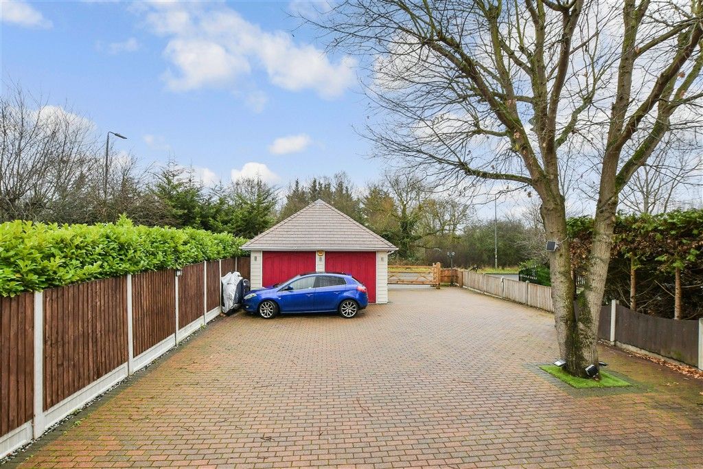 Property photo 3 of 23 Driveway/Parking