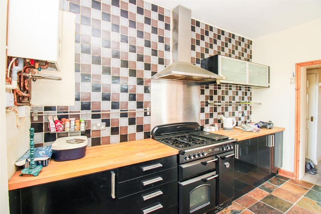 Property photo 3 of 12 Kitchen