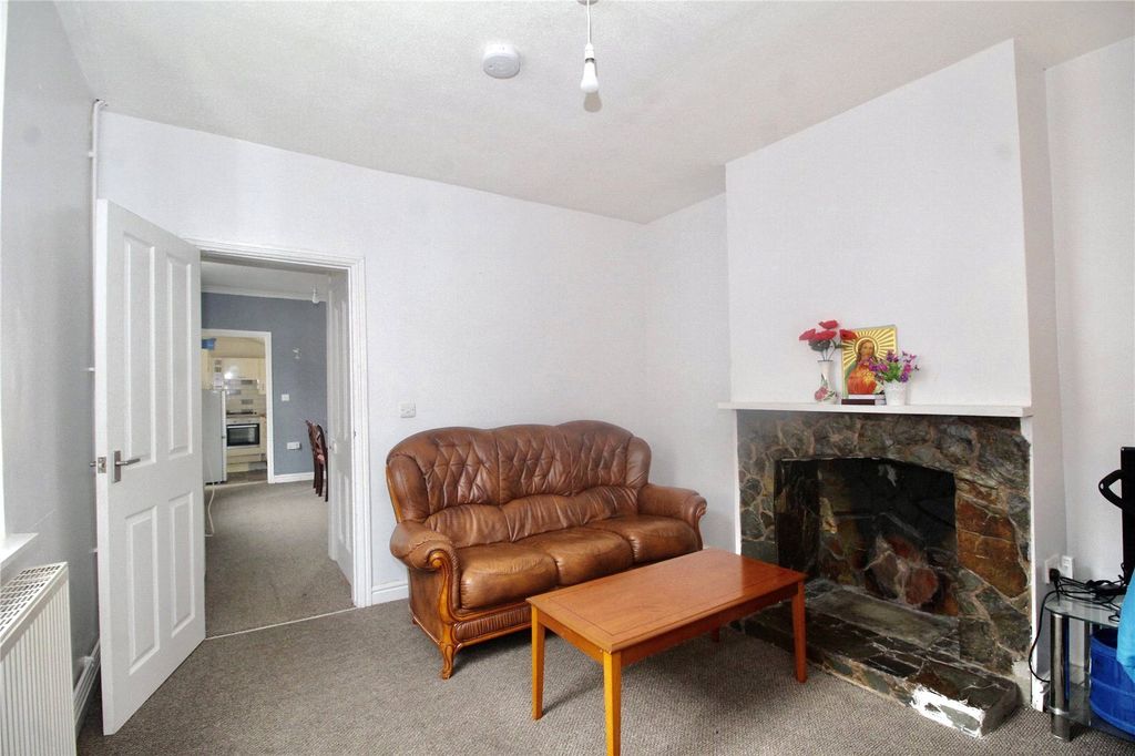 Property photo 3 of 8 Lounge