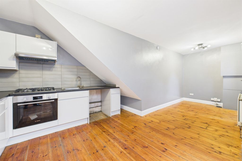 Property photo 2 of 8 Studio / Kitchen