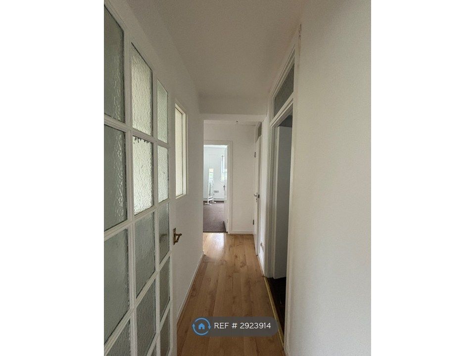 Property photo 3 of 11 Hallway