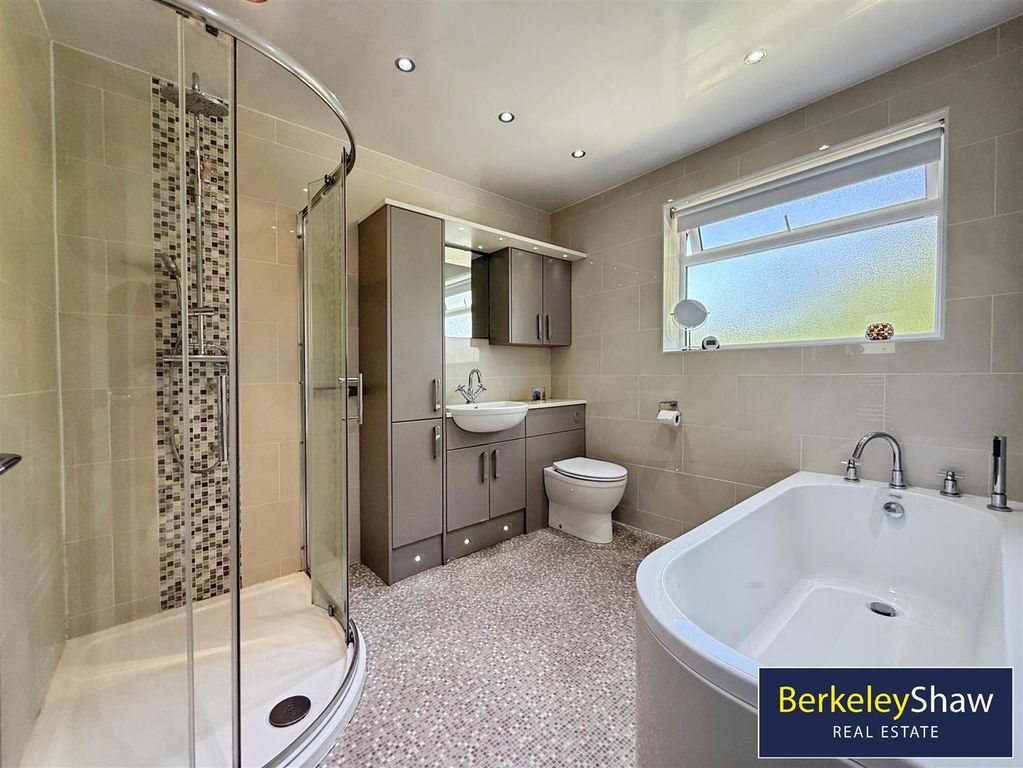 Property photo 3 of 24 Bathroom