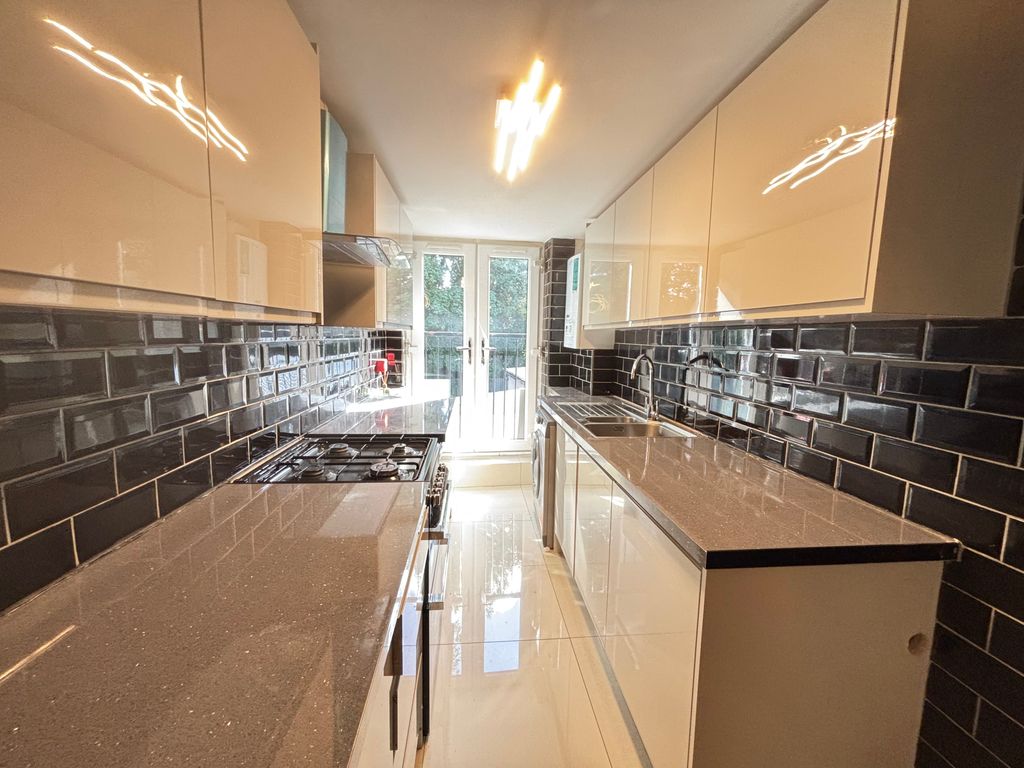 Property photo 1 of 13 Modern Fitted Kitchen