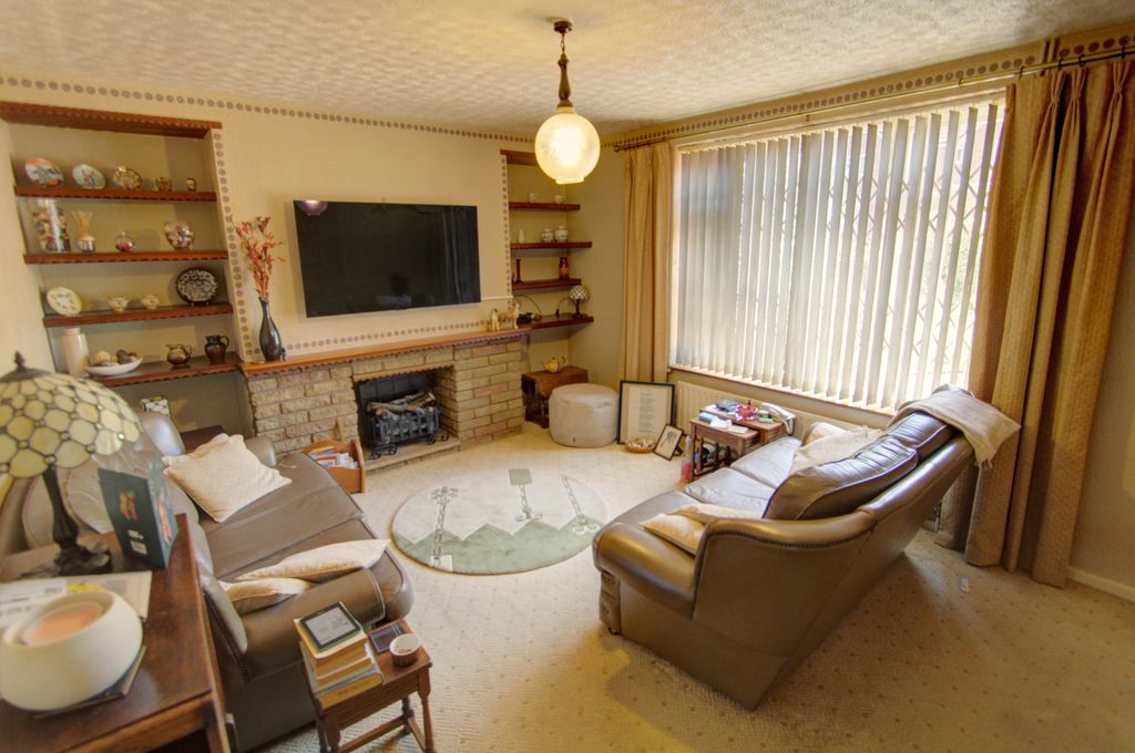 Property photo 3 of 13 Lounge