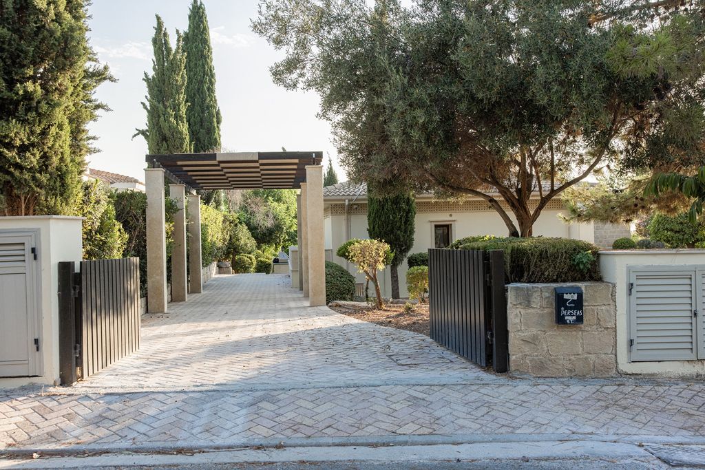 Property photo 2 of 28