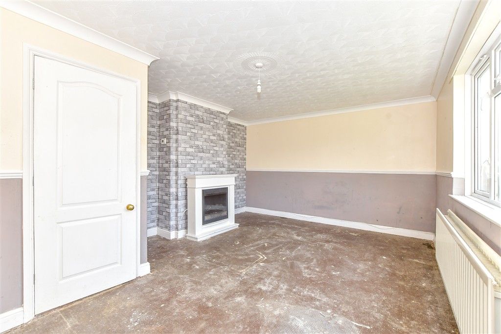 Property photo 3 of 7 Lounge