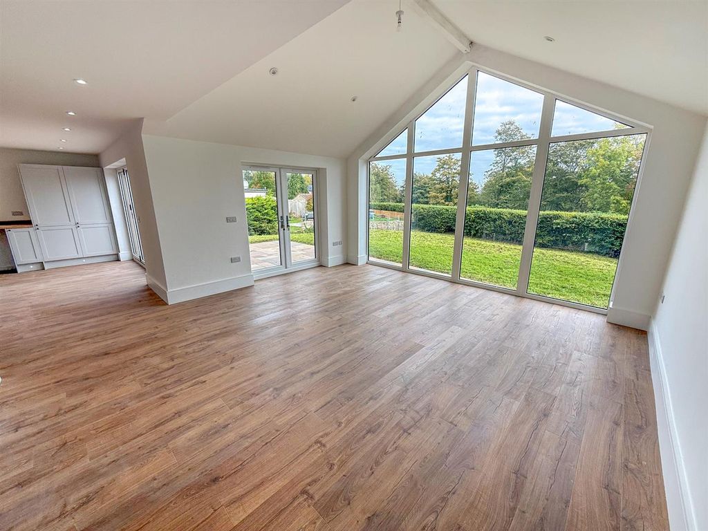 Property photo 3 of 29 Lounge