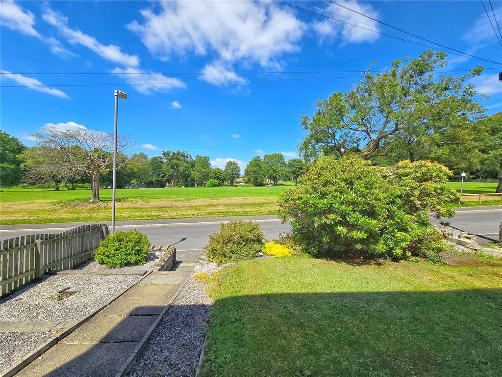 Property photo 3 of 26 Front Gardens