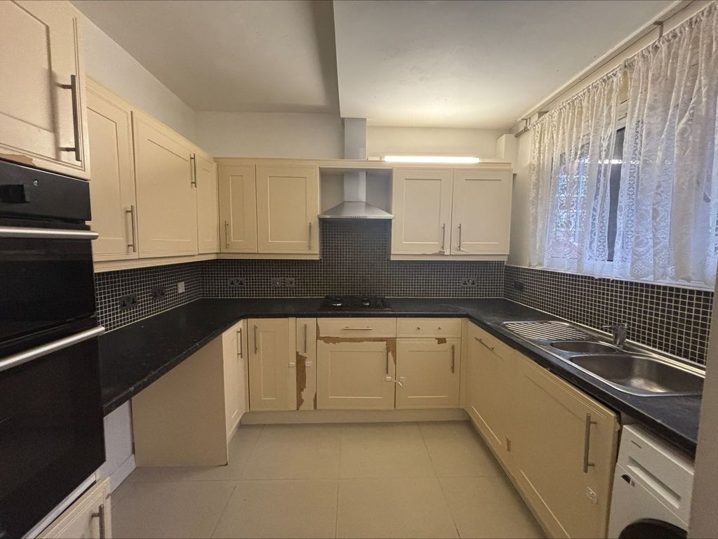 Property photo 2 of 9 Kitchen