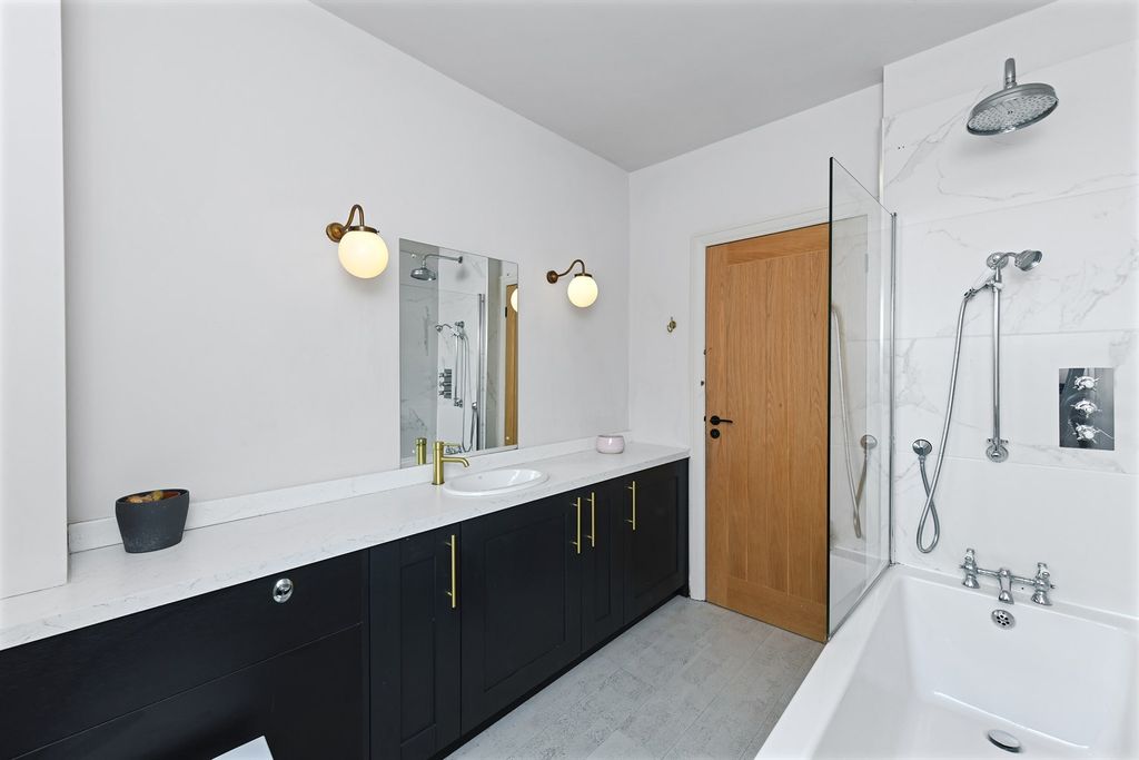 Additional image 30 of 6 bed detached house to rentVictoria Embankment NG2