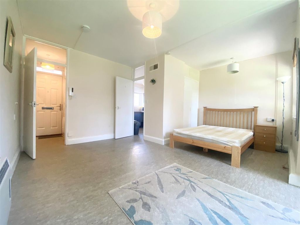 Property photo 2 of 9 Bedroom/ Living Space