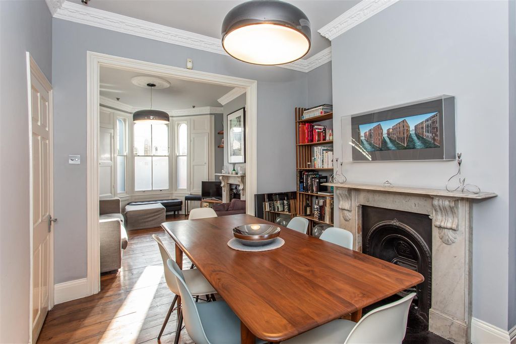 Property photo 3 of 20 Through Reception