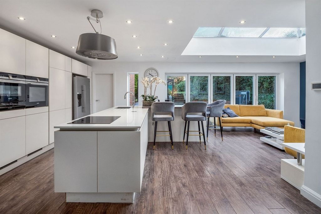 Property photo 2 of 20