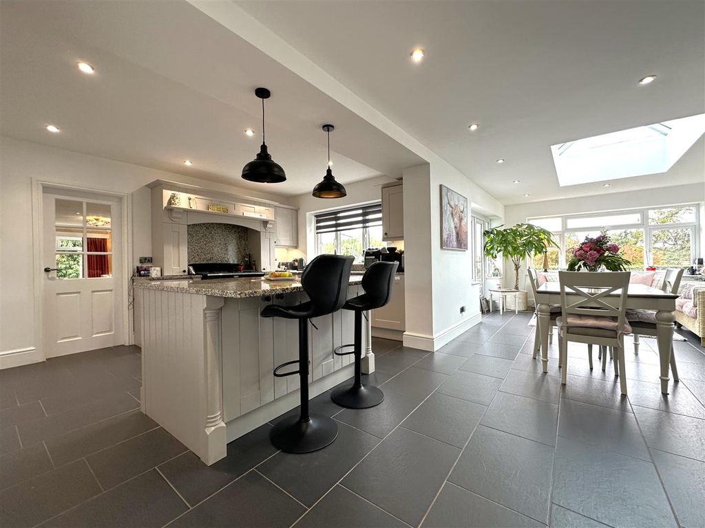 Property photo 2 of 19 Open-Plan Living / Dining Kitchen 421