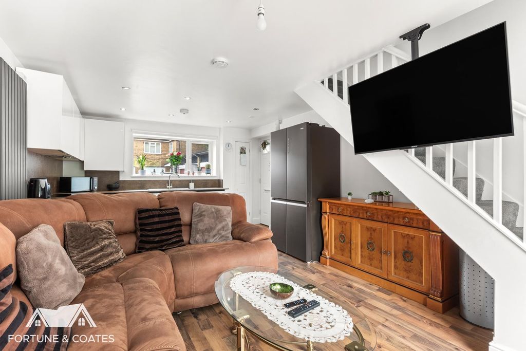Property photo 2 of 20 Ladyshot_10.Jpg
