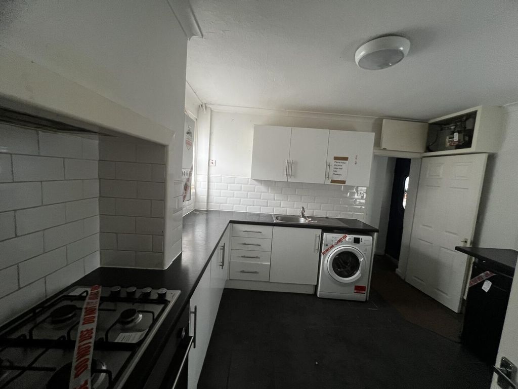 Property photo 3 of 18 Kitchen