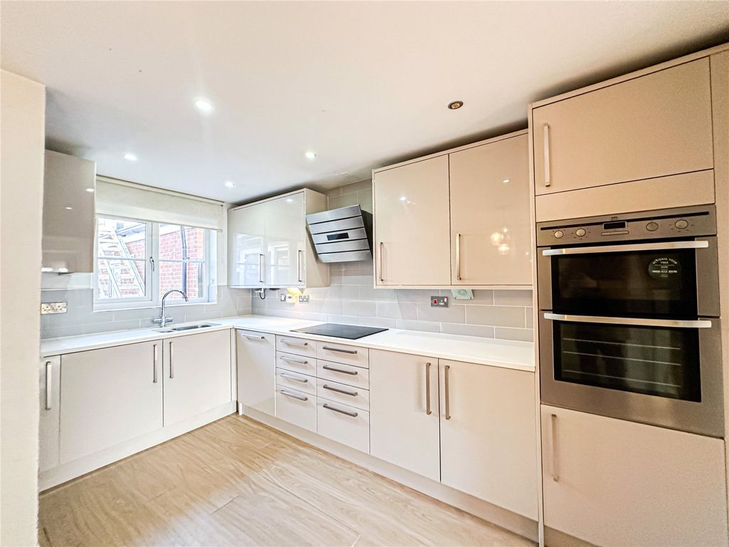 Property photo 2 of 18 Picture No. 16