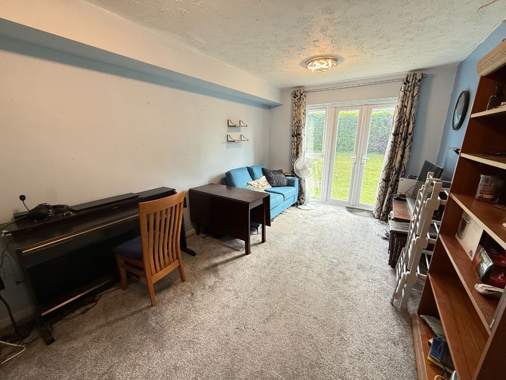 Property photo 3 of 8 4996343