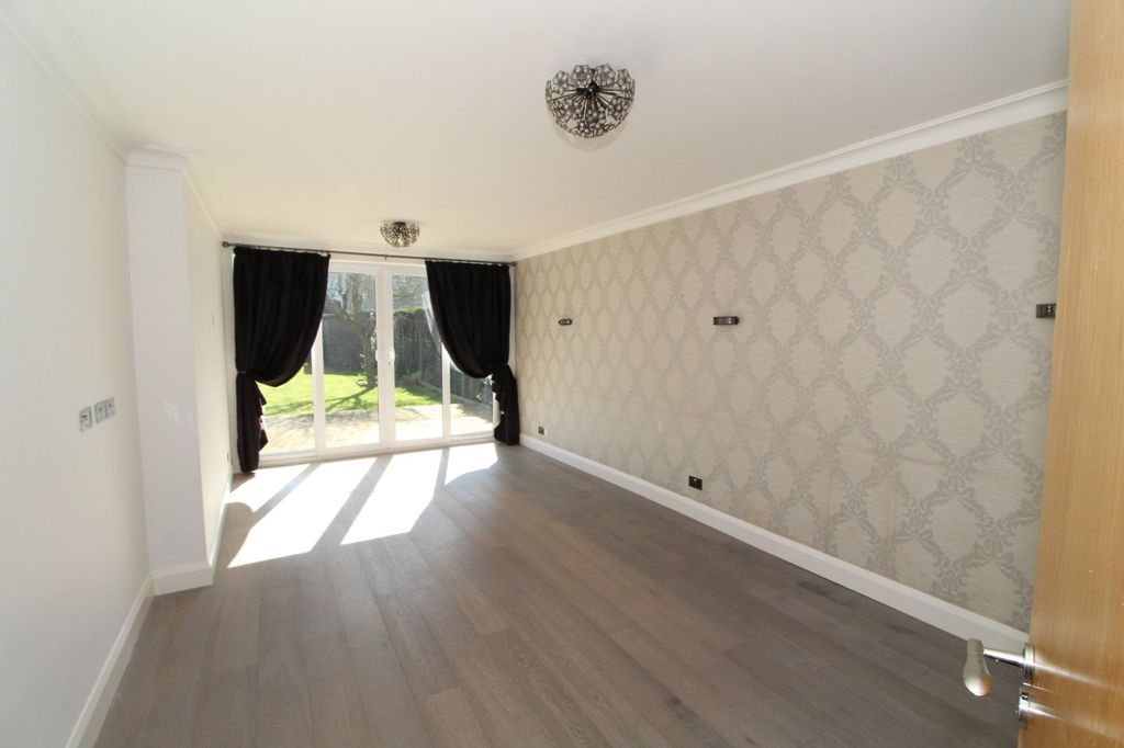 Property photo 3 of 17 Lounge