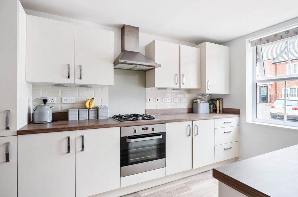 Property photo 1 of 17 Kitchen