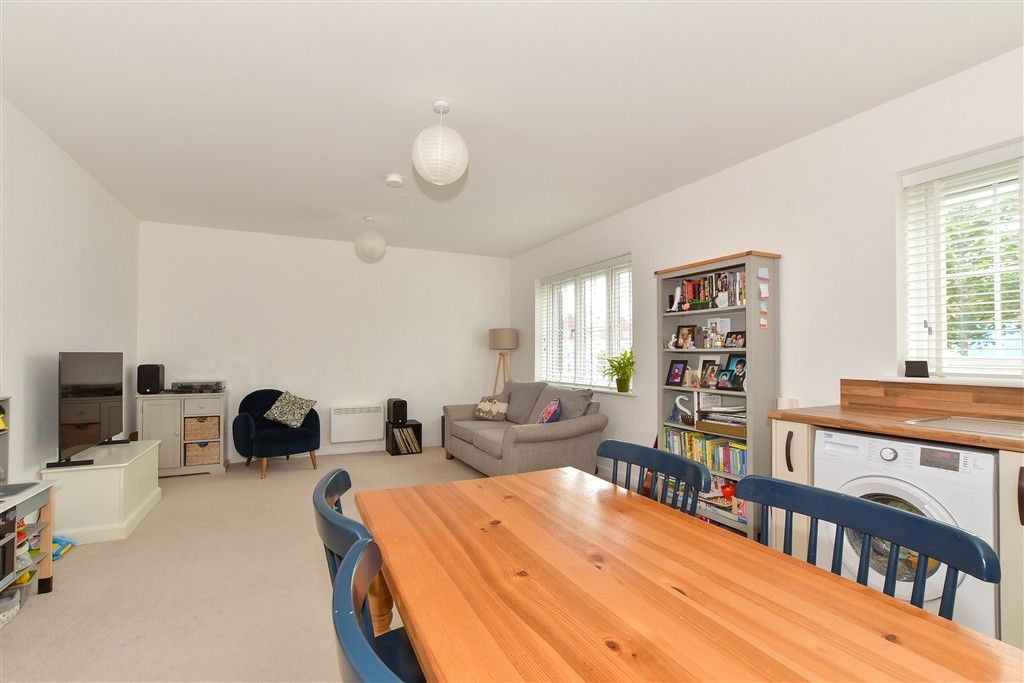 Property photo 3 of 8 Lounge/Kitchen