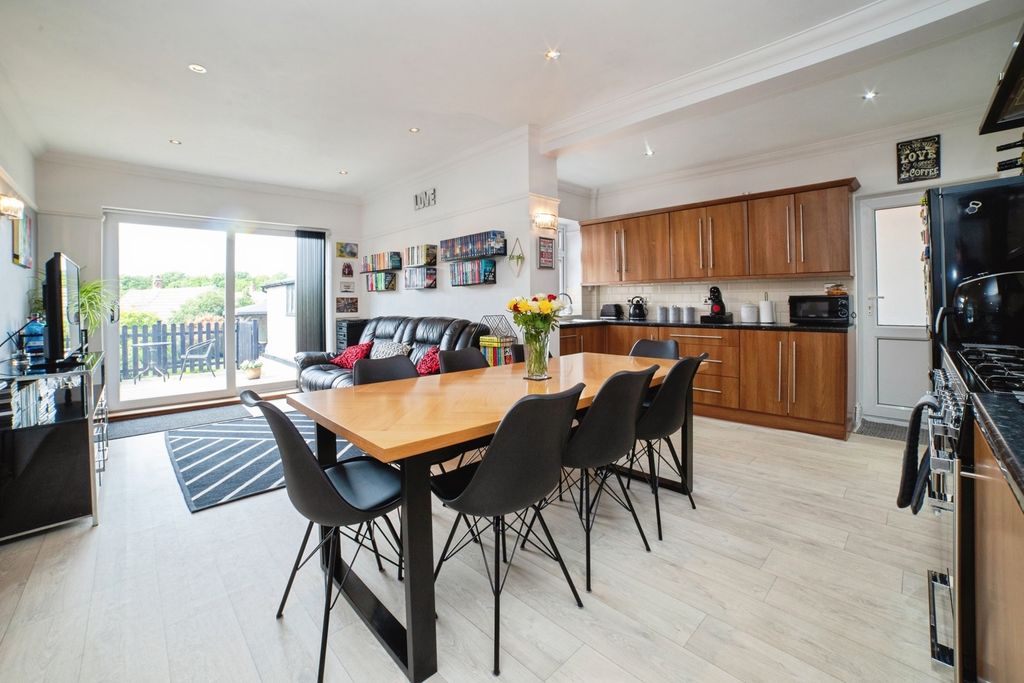 Property photo 2 of 39 Kitchen-Diner-Family