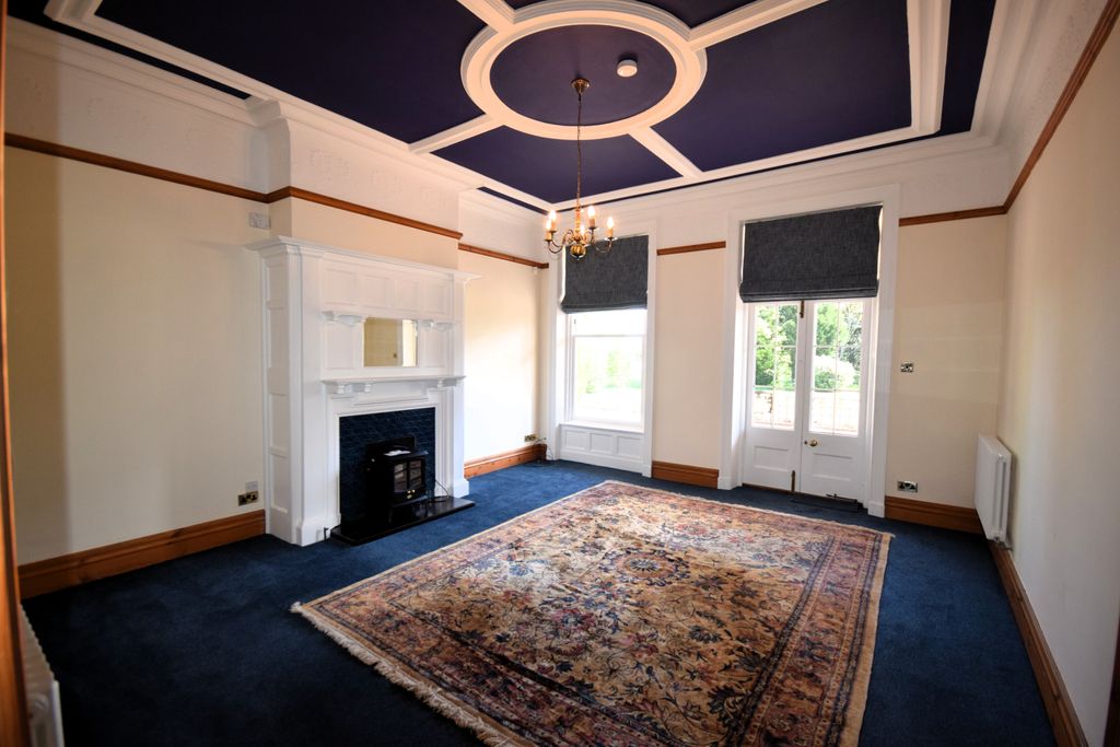 Property photo 3 of 11 Living Room